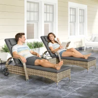 Outsunny Set di 2 lettini prendisole : materassi, poggiatesta, inclinazione regolabile, ruote + tavolino con vetro temperato grigio scuro(m-6)