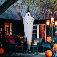HOMCOM Dekoracja na Halloween 204 cm Wiszący Duch z Aktywacją Dźwiękową, Świecącymi Oczami, Funkcją Dźwiękową Biały(m-2)