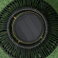 Outsunny Solarne lampa stojąca, Lampa z ratanu na solar, Wodoodporna lampa drogowa z czujnikiem światła, Automatyczna lampa ogrodowa LED, Lampa zewnętrzna na balkon, ogród, Metalowy, Czarny(m-8)