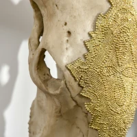 HOMCOM Dekoracja Ścienna Czaszka Byka z Tworzywa Sztucznego Dekoracja Stołowa Byk Czaszka Głowa Byka Czaszka Styl Modernistyczny do Sypialni Salonu z Liśćmi Złota 70 x 17 x 83 cm(m-7)