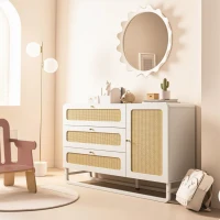 Cassettiera 3 cassetti in rattan dallo stile country con maniglie dorate e 1 anta, 120x40x85 cm, Bianco(m-6)