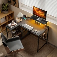 HOMCOM Escritorio Gaming Esquinero con LED, Tomas Eléctricas, Soporte para Monitor y Estantería, Negro(m-5)