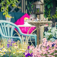 Outsunny Karmnik dla ptaków z lampą solarną, 110 cm, z podstawą kwiatową(m-2)