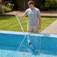 Outsunny Aspirateur de Piscine Sans Fil, Nettoyeur Piscine à Batterie, 60 Minutes d'Autonomie, Manche Télescopique, Bleu(m-10)