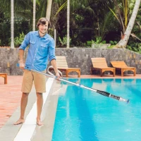 Outsunny Balai aspirateur pour piscine spa sans fil avec manche télescopique avec brosse en 3 sections(m-10)