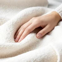 HOMCOM Estrutura de Cama 140x190 cm com Estrado Cabeceira Ajustável Cama de Casal Estofada em Veludo Teddy Ripas em Metal Branco(m-5)