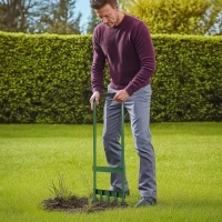 Outsunny Arejador de Relva com com 5 Espigões Arejador de Relva Manual com Cabo Antiderrapante para Jardim e Cuidado do(m-2)