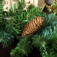 HOMCOM 1,8 m künstliche Weihnachtsgirlande Blumendekoration mit 162 Spitzen 8 Tannenzapfen Grün(m-9)