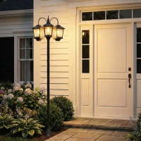 Outsunny Lampione solare da giardino a 3 teste con LED e sensore crepuscolare, Nero(m-6)