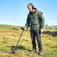 Outsunny Détecteur de métaux pour adultes, bobine de recherche étanche IP68 avec écran LCD, détecteur d'or à 3 modes avec pelle(m-2)