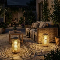 Outsunny Conjunto de 2 Postes Solares de Exterior em Resina Trançada Luminária LED de Jardim em Aço Liga/Desliga Automático Areia(m-6)