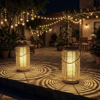 Outsunny Set de 2 Lampadare Exterioare Solare din Rășină Împletită, Lumină LED de Grădină din Oțel, Pornire/Oprire Automată Bej nisip(m-2)