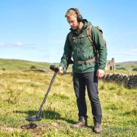 Outsunny Détecteur de métaux pour adultes, bobine de recherche étanche IP68 avec écran LCD, détecteur d'or à 3 modes avec pelle(m-2)