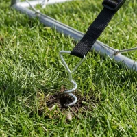 SPORTNOW Bodenanker Schraube 4er Set 32 cm spiralförmige Trampolin Pfähle Anker mit Dreiecksgriff, verstellbare Gurte Silber(m-9)