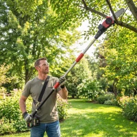 Outsunny Motosserra Elétrica Extensível 1,94-2,56 m com 2 Baterias de 4,0 Ah, Carregador Duplo Bloqueio e Lubrificação Automática(m-10)