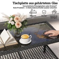 Outsunny Rattan-Couchtisch, zweistufiger Outdoor-Tisch mit Ablagefach, gehärteter Glasplatte und Stahlrahmen, Schwarz(m-6)