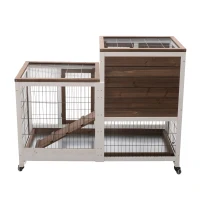 PawHut Cusca pentru iepuri din lemn cu roti, tavi detasabile si casa pentru iepuri cu rampa, 110x50x86cm, maro si alb(m-21)
