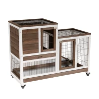 PawHut Cusca pentru iepuri din lemn cu roti, tavi detasabile si casa pentru iepuri cu rampa, 110x50x86cm, maro si alb(m-19)