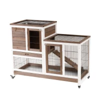 PawHut Cusca pentru iepuri din lemn cu roti, tavi detasabile si casa pentru iepuri cu rampa, 110x50x86cm, maro si alb(m-15)