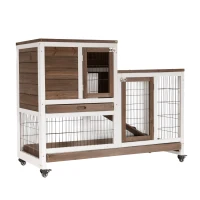 PawHut Cusca pentru iepuri din lemn cu roti, tavi detasabile si casa pentru iepuri cu rampa, 110x50x86cm, maro si alb(m-20)