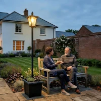 Outsunny Solar Gartenlaterne, Wetterfeste Wegleuchte 160 cm hoch, mit LED, 10 Std. Beleuchtung, IP44, für Außen, Schwarz(m-8)