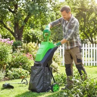 Outsunny Trituradora de Ramas Eléctrica 2500W con 2 Cuchillas Reversibles hasta Ø44 mm de Ramas Bolsa 45L Ruedas Verde(m-2)