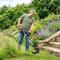 Outsunny Desbrozadora Batería 18V con 2 Baterías de 4.0Ah y Cargador Barra Ajustable Cabezal y Mango Regulables Plateado(m-2)