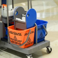 HOMCOM Căruț de curățenie cu 3 rafturi, sac pentru gunoi și storcător, 111x63.3x103 cm, gri-albastru și portocaliu(m-8)