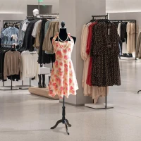 HOMCOM Maniquí de Costura Ajustable a 130-168 cm con Trípode de Madera para Fotografía de Moda Exposición de Prendas Negro(m-10)