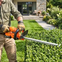 Outsunny 20" Cordless Hedge Trimmer, 18V Electric Hedge Cutter with 51cm Dual Action Blade, 2000mAh Battery and Charger(m-9)