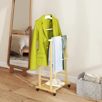 HOMCOM Valet de chambre à roulettes, portant à vêtements en bambou avec cintre intégré, tiges à pantalons et étagère, naturel(m-8)