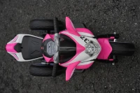 Elektrisches Kinder-Motorrad, leuchtenden Rädern, Vor-/Rückwärtsbetrieb und Echtzeit-Akkuanzeige, 78.1x40.6x51.5 cm, Rosa(m-15)