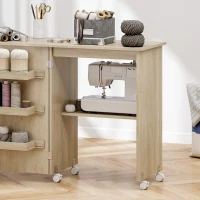 HOMCOM Mesa de costura dobrável móvel de costura com tampo rebatível, compartimentos de arrumação, prateleira aberta e rodízios, madeira natural(m-5)