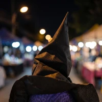 HOMCOM 120cm Witches Holding Hands Halloween Decorations Outdoor Indoor, Scary Halloween Witch Decor with Light-Up Heads(m-9)