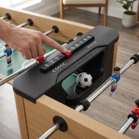 SPORTNOW Tischkicker Kickertisch inkl 22 Kicker 2 Bälle Rutschfest Griffe Punktezähler Schräge Beine 121x87x77cm Naturholz(m-7)