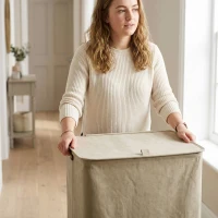 HOMCOM Cesto de Ropa Sucia con Tapa y Ruedas 50L Cesta de Ropa Sucia Plegable con Bolsa con Cordón Extraíble 40x30x65 cm Camel(m-9)