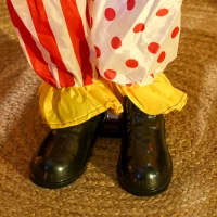 Outsunny Stapelbare Halloween-Animatronics-Clowns mit roten leuchtenden Augen für Indoor-Party-Requisiten(m-9)