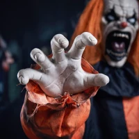 HOMCOM Animated Halloween Face Changing Clown, Animatronic Joker with Cackling Sound, Glowing Eyes, Sound/Touch Activated(m-9)