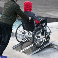 HOMCOM Rampă portabilă pliabilă pentru scaun cu rotile, 91x72 cm, din aluminiu, 270 kg, argintie(m-7)