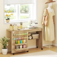HOMCOM Mesa Máquina de Coser Plegable con Puerta Magnética 2 Compartimentos Estante 18 Soportes para Hilos 5 Ruedas Natural(m-2)
