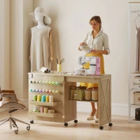 HOMCOM Mesa Máquina de Coser Plegable con Puerta Magnética 2 Compartimentos Estante 18 Soportes para Hilos 5 Ruedas Natural(m-10)