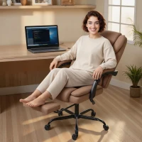 HOMCOM Scaun de Birou Ergonomic Reclinabil 140° cu Suport pentru Picioare și Pernă, Scaun de Birou din Piele Ecologică Rezistentă, Ușor de Curățat, Cotiere Căptușite, Rotativ și Reglabil pe Înălțime, Maro(m-9)