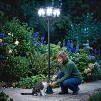 Outsunny Lampadaire de jardin extérieur à LED solaire avec capteurs 3 abat-jours - H.182.5 cm - IP44(m-2)