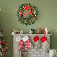 HOMCOM Couronne de Noël artificielle lumineuse avec 20 LED de 60 cm - décorée de houx et de pommes de pin(m-9)