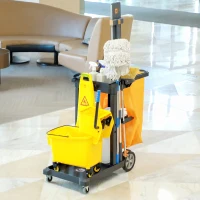 HOMCOM Cărucior de Curățenie cu 3 Rafturi, Cârlige și Sac de 100L, 121x50.5x96.5 cm, Negru, Galben și Gri(m-7)
