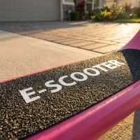 HOMCOM Electric Scooter for Kids 6+, Foldable E Scooter, Up to 8 KM/H, Maximum Range 6 KM, Adjustable Height, Pink(m-9)