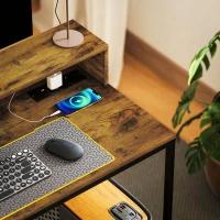 HOMCOM Computertafel met Aansluitingen, Bureau met Monitorstandaard en Plank, voor Thuiskantoor, Bureau, Werkkamer, Bruin(m-9)