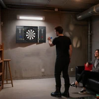 SPORTNOW Cible de Fléchettes en Sisal avec Cabinet, 6 Fléchettes Pointe Acier et 2 Tableaux de Score, 100x55x9cm, Noir(m-10)