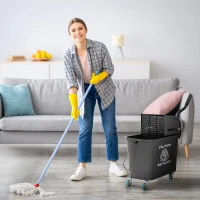 HOMCOM Carrello per Pulizie in Plastica PP da 20L con Secchio e Strizzatore, 60x27x70.5 cm, Nero(m-2)