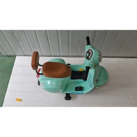 AIYAPLAY Mota Elétrica Infantil Mini Vespa GTS com 2 Rodas Auxiliares, Bateria de Lítio, Farol, Buzina e Encosto, Verde(m-2)